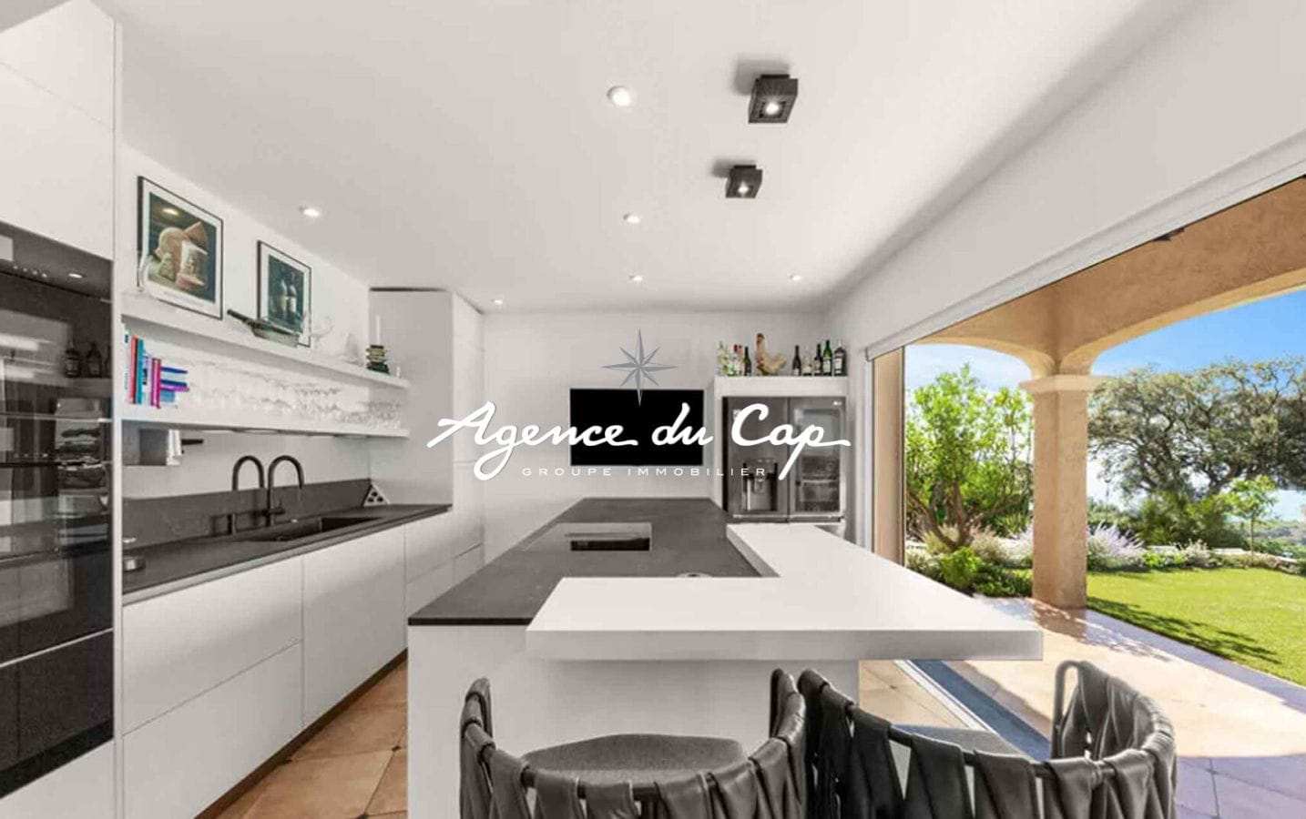 DEMEURE DE PRESTIGE À VENDRE D’ENVIRON 216M² AVEC UNE VUE MER EXCEPTIONNELLE, À SAINTE-MAXIME Image 5