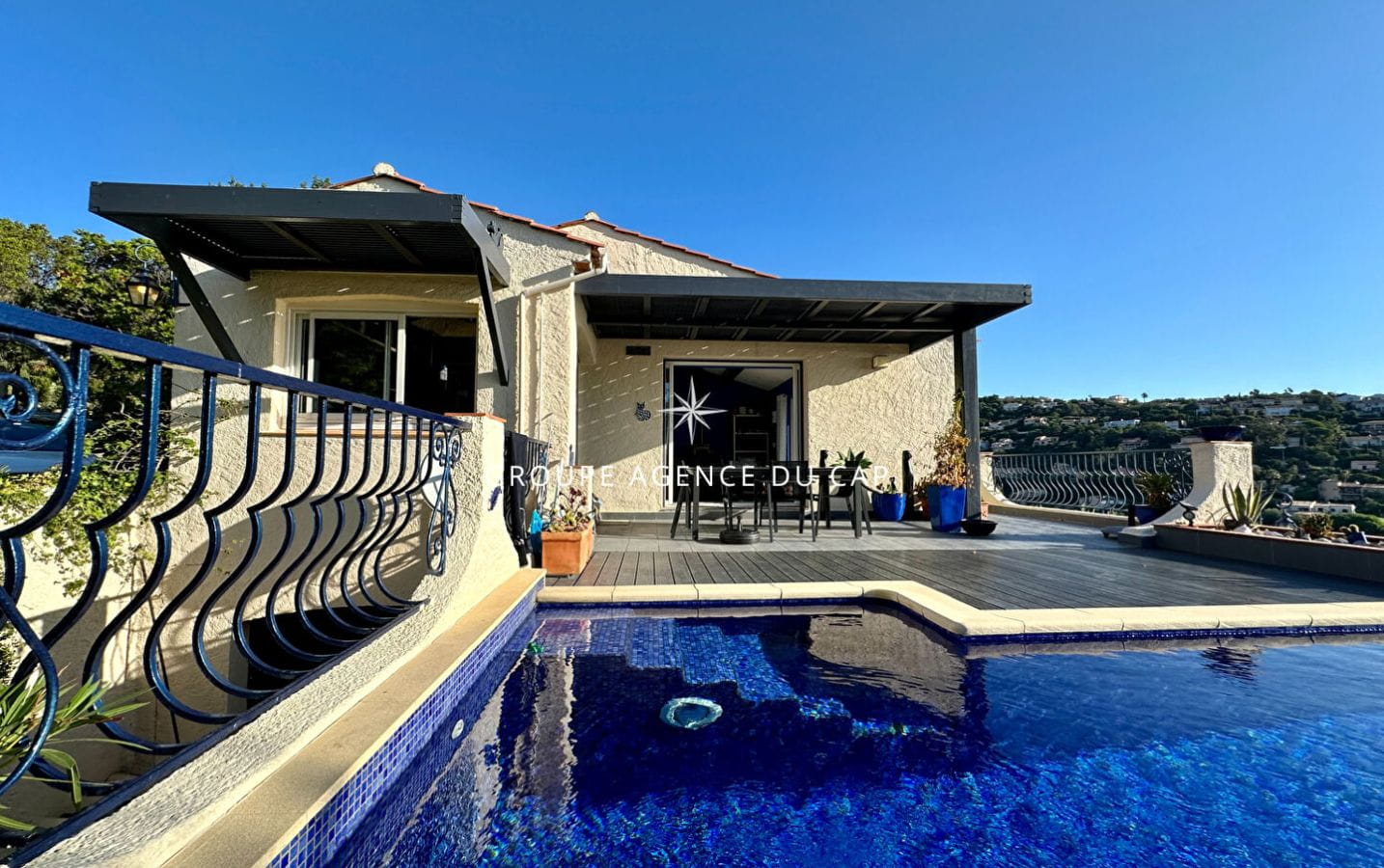 À VENDRE VILLA DE 173M², 5 PIÈCES COMPRENANT 4 CHAMBRES AVEC PISCINE ET GARAGE VUE MER, SITUÉE AUX ISSAMBRES Image 1