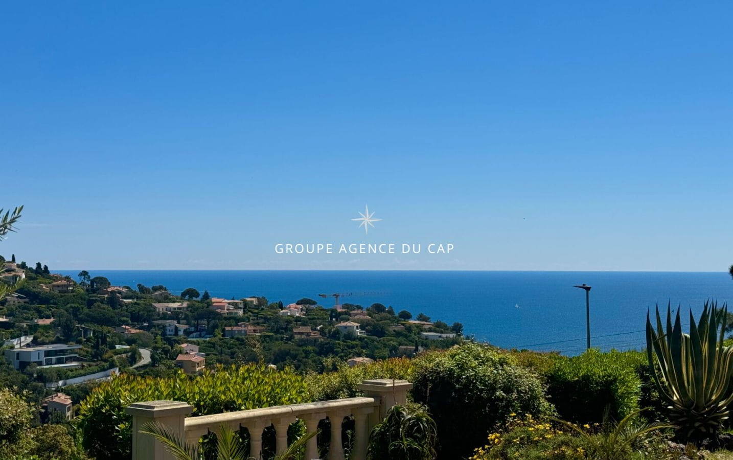 À VENDRE VILLA DE 173M², 5 PIÈCES COMPRENANT 4 CHAMBRES AVEC PISCINE ET GARAGE VUE MER, SITUÉE AUX ISSAMBRES Image 0