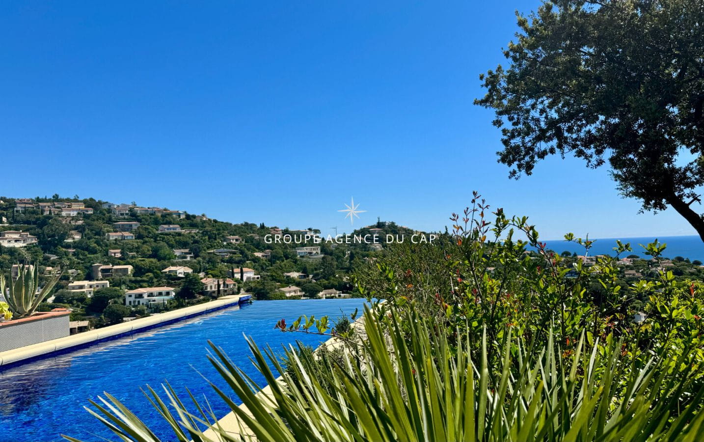 À VENDRE VILLA DE 173M², 5 PIÈCES COMPRENANT 4 CHAMBRES AVEC PISCINE ET GARAGE VUE MER, SITUÉE AUX ISSAMBRES Image 2