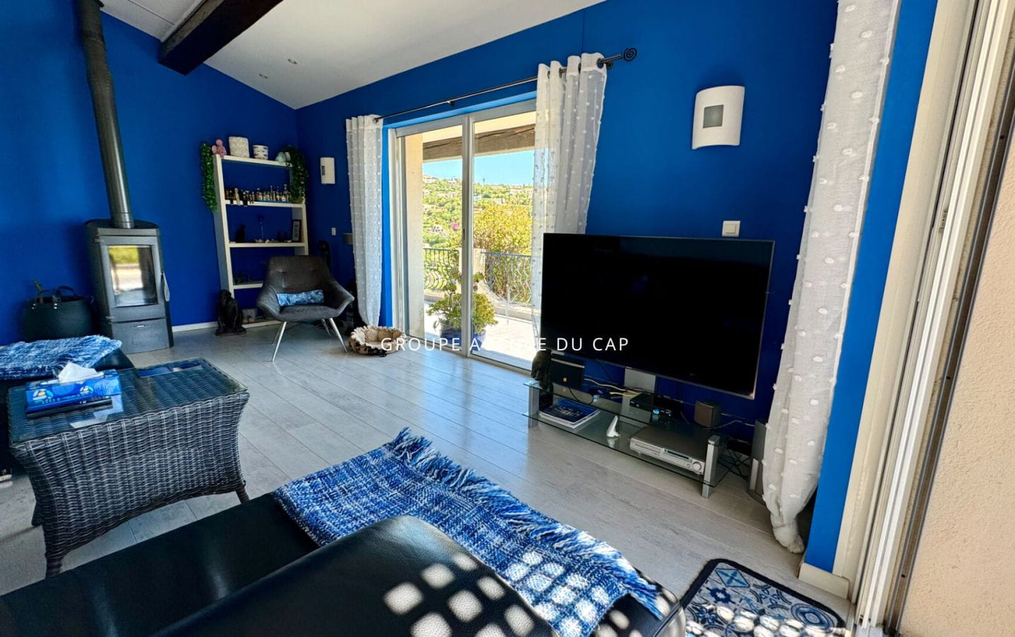 À VENDRE VILLA DE 173M², 5 PIÈCES COMPRENANT 4 CHAMBRES AVEC PISCINE ET GARAGE VUE MER, SITUÉE AUX ISSAMBRES Image 4