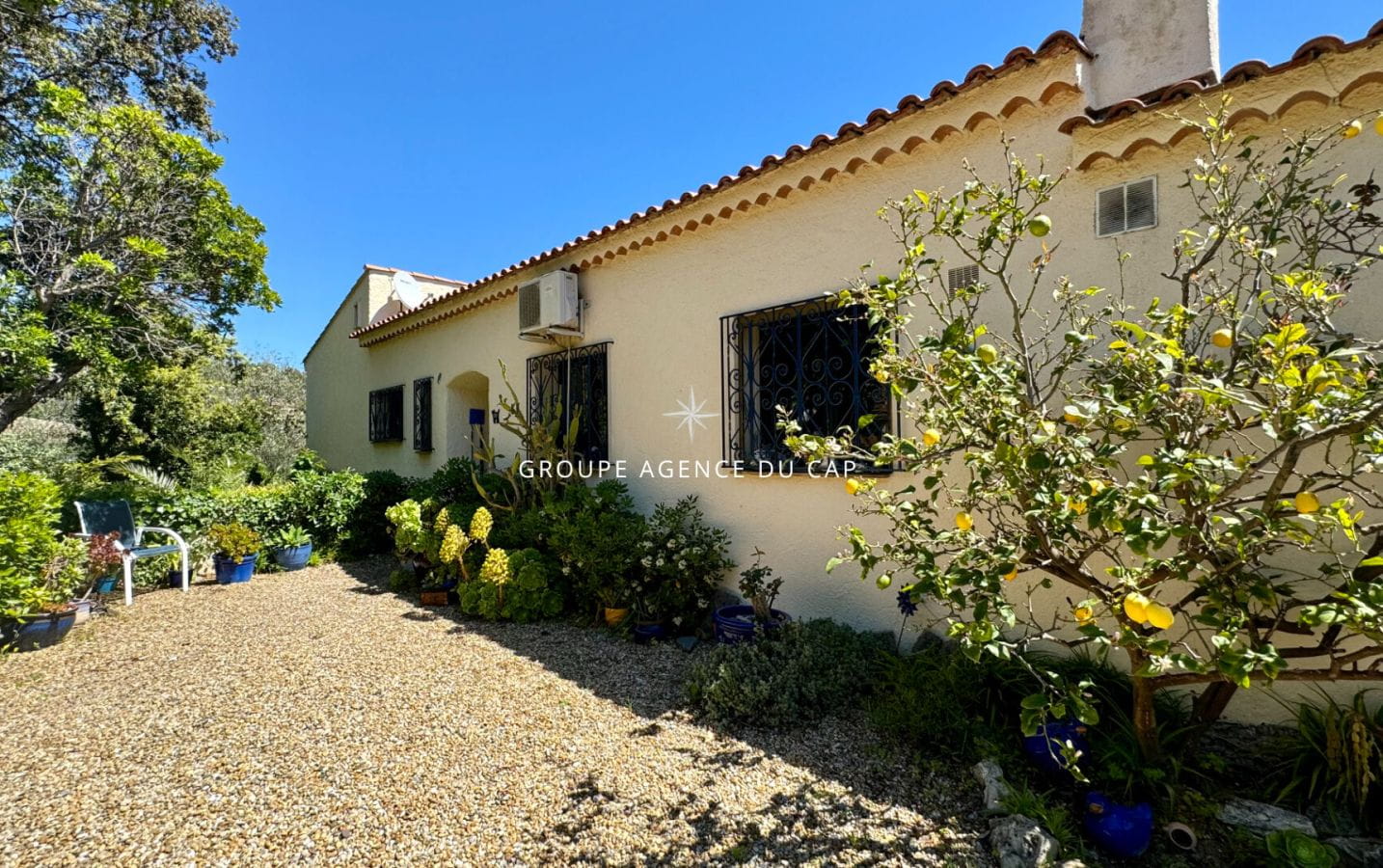 À VENDRE VILLA DE 173M², 5 PIÈCES COMPRENANT 4 CHAMBRES AVEC PISCINE ET GARAGE VUE MER, SITUÉE AUX ISSAMBRES Image 9