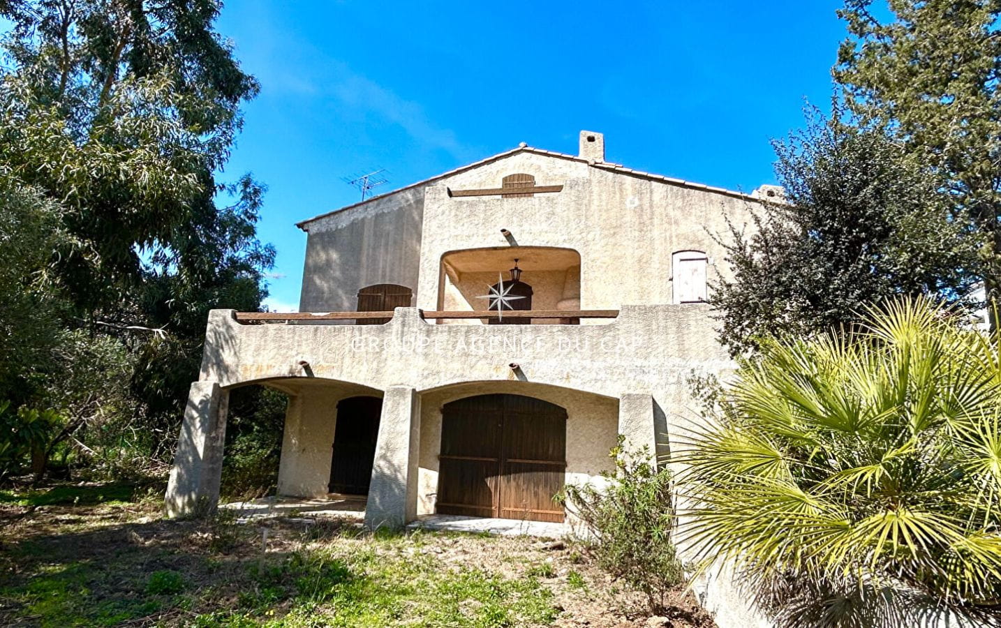 À VENDRE VILLA 4 PIECES COMPOSÉE DE 3 CHAMBRES AVEC POTENTIEL D’AMÉNAGEMENT  ET AVEC VUE MER, À  SAINT-AYGULF Image 0