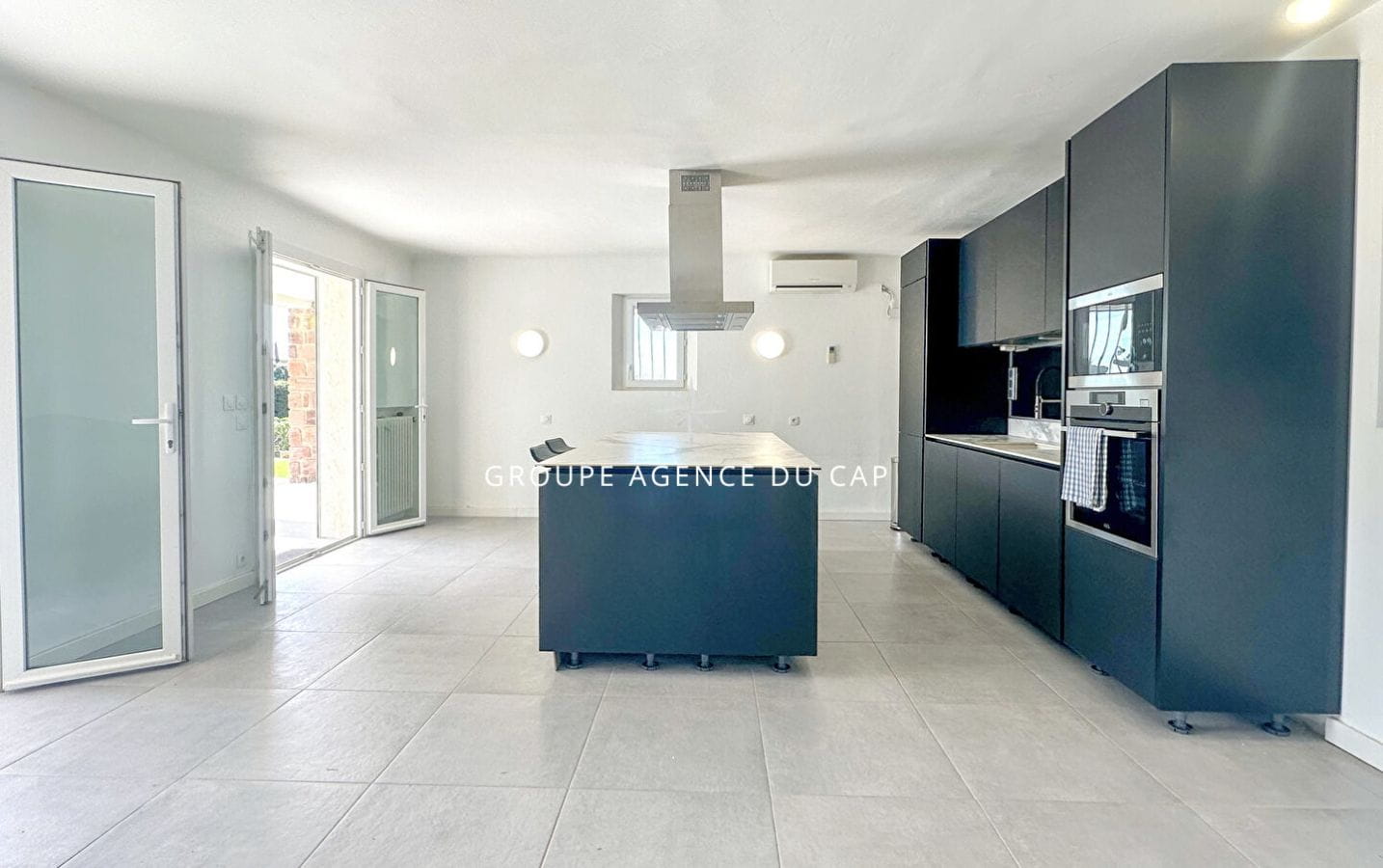 RENOVATED 7-ROOM VILLA, 200 sqm, WITH UNINTERRUPTED SEA VIEWS, IN LES ISSAMBRES Image 3