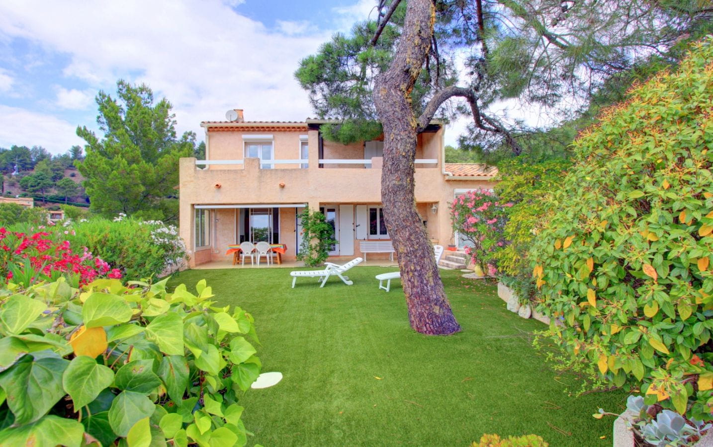 VILLA PROVENCALE 108M² 5 PIECES AVEC 4 CHAMBRES VUE MER SUR LA BAIE DE SAINT TROPEZ, AUX ISSAMBRES Image 0