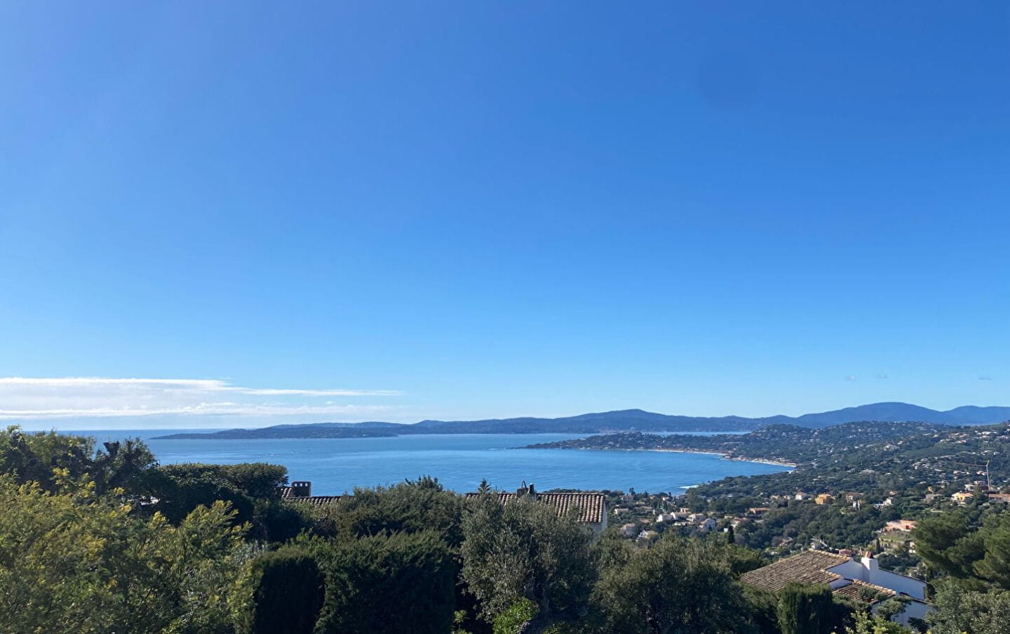 VILLA PROVENCALE DE 124M² 5 PIECES AVEC VUE MER PANORAMIQUE AUX ISSAMBRES Image 8