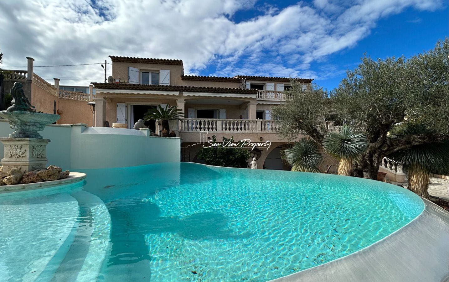 VILLA DE CHARME DE 250M²  AVEC 6 CHAMBRES, JOLIE VUE MER, AUX ISSAMBRES Image 1