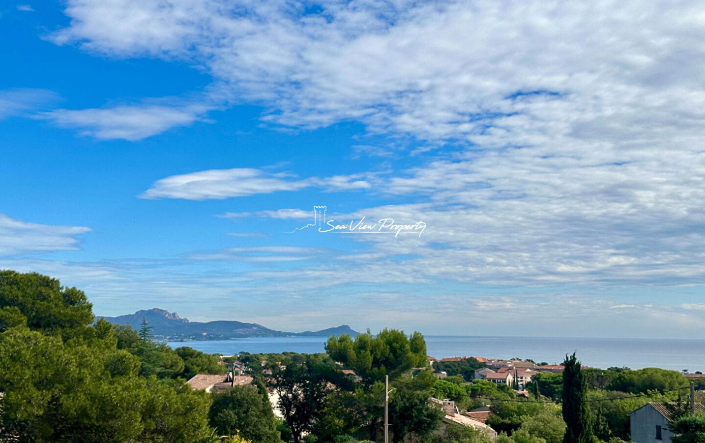 VILLA DE CHARME DE 250M²  AVEC 6 CHAMBRES, JOLIE VUE MER, AUX ISSAMBRES Image 3