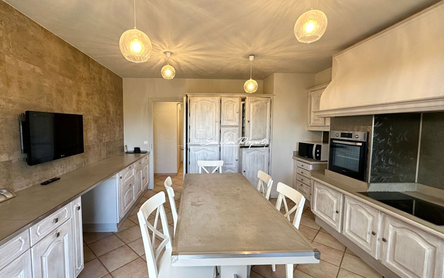 VILLA DE CHARME DE 250M²  AVEC 6 CHAMBRES, JOLIE VUE MER, AUX ISSAMBRES Image 6