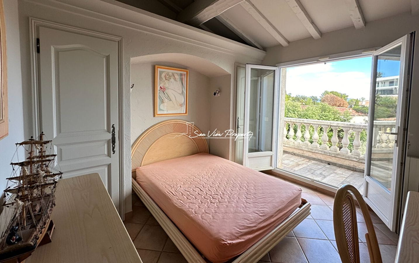 VILLA DE CHARME DE 250M²  AVEC 6 CHAMBRES, JOLIE VUE MER, AUX ISSAMBRES Image 8