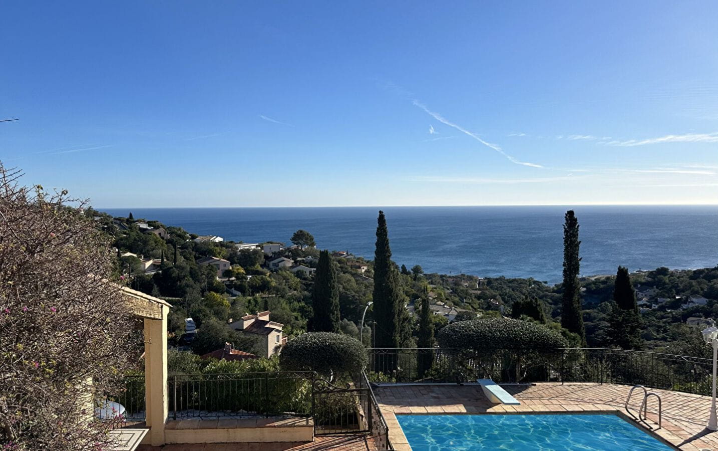 VILLA PROVENCALE DE 210M² 6 PIECES, AVEC VUE MER PANORAMIQUE, GARAGE, ATELIER ET BUANDERIE, AUX ISSAMBRES Image 1