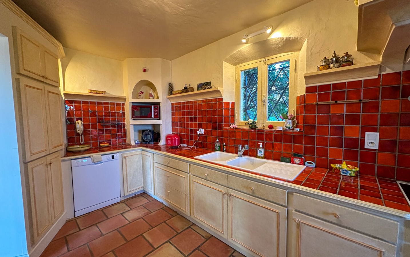 VILLA PROVENCALE DE 210M² 6 PIECES, AVEC VUE MER PANORAMIQUE, GARAGE, ATELIER ET BUANDERIE, AUX ISSAMBRES Image 4