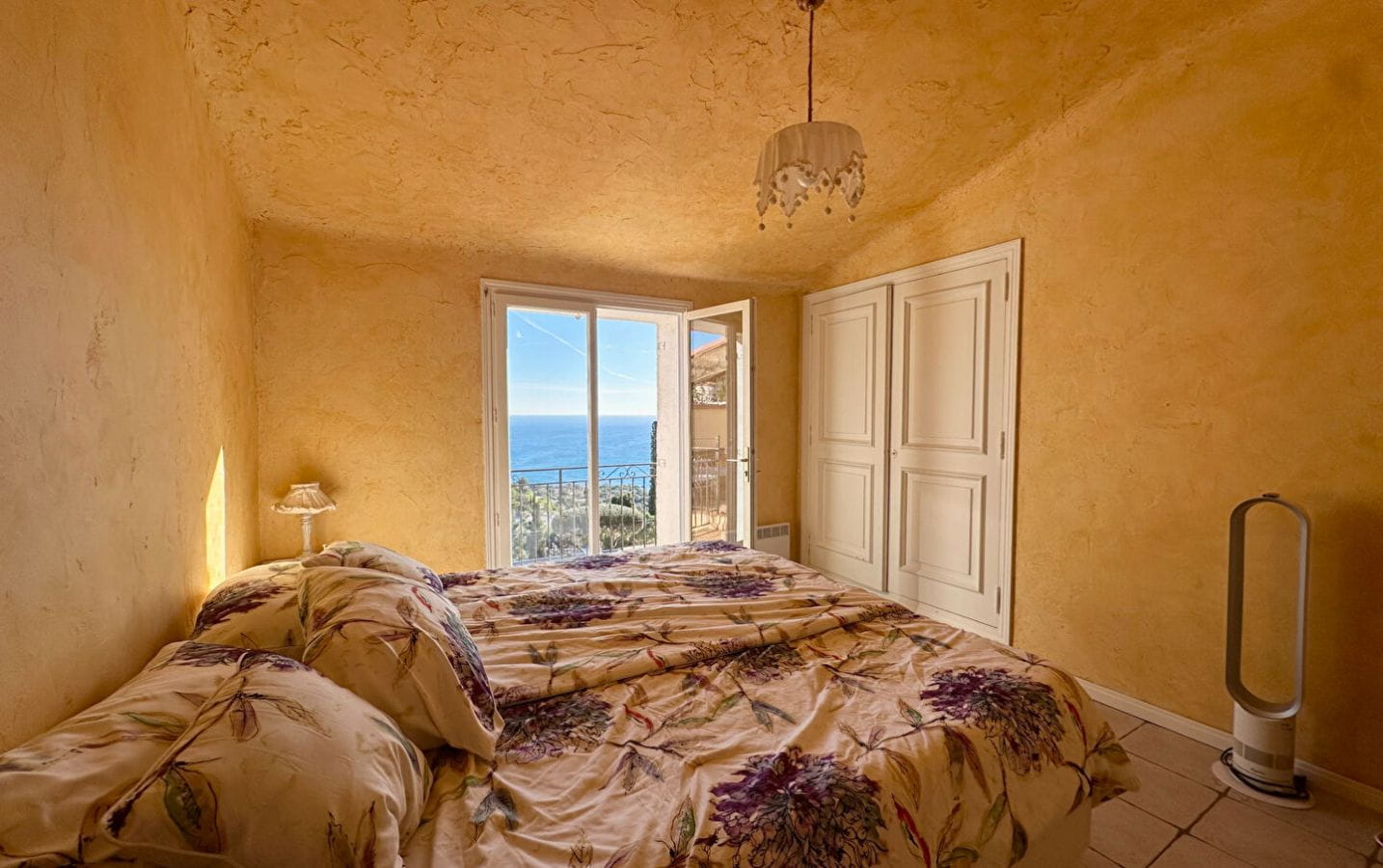 VILLA PROVENCALE DE 210M² 6 PIECES, AVEC VUE MER PANORAMIQUE, GARAGE, ATELIER ET BUANDERIE, AUX ISSAMBRES Image 5