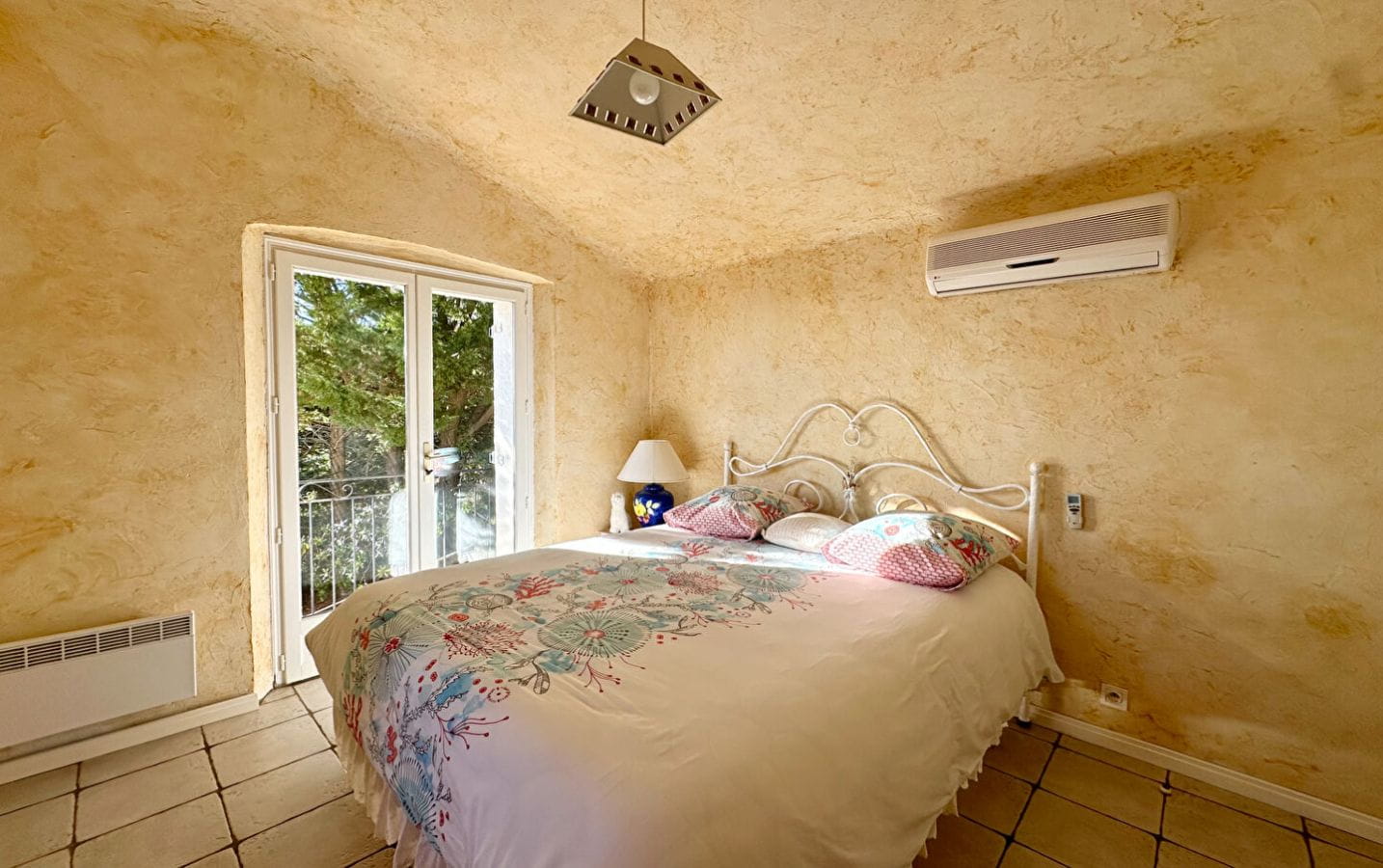 VILLA PROVENCALE DE 210M² 6 PIECES, AVEC VUE MER PANORAMIQUE, GARAGE, ATELIER ET BUANDERIE, AUX ISSAMBRES Image 6