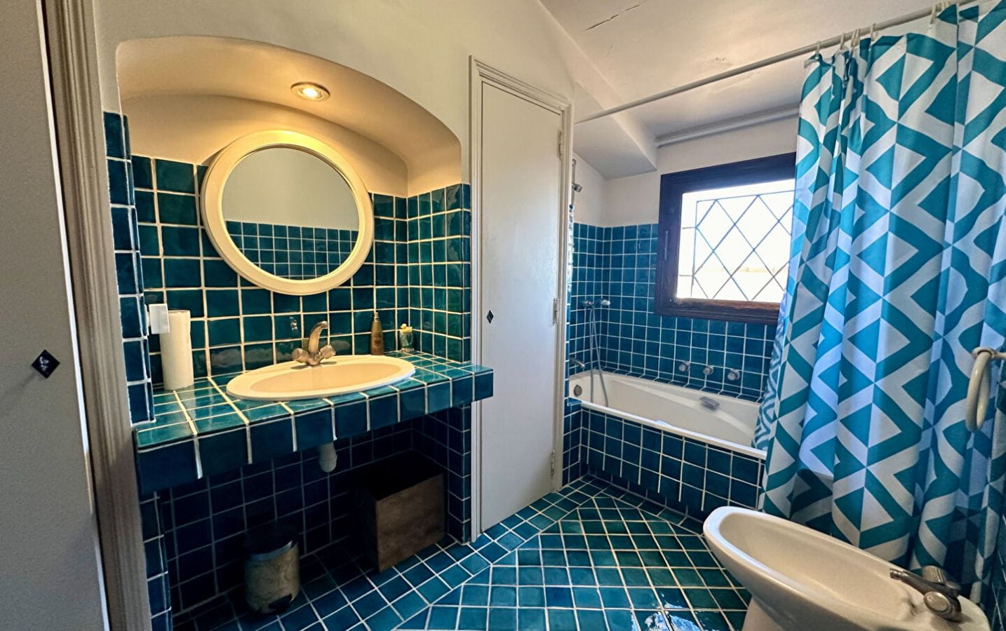 VILLA PROVENCALE DE 210M² 6 PIECES, AVEC VUE MER PANORAMIQUE, GARAGE, ATELIER ET BUANDERIE, AUX ISSAMBRES Image 7