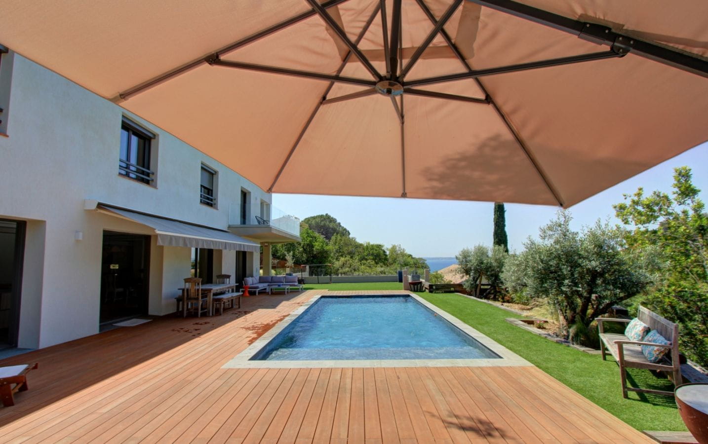 CONTEMPORARY VILLA 300sqm 7 ROOMS, SEA VIEW, NEAR THE BEACH AND CENTER OF ISSAMBRES Image 0