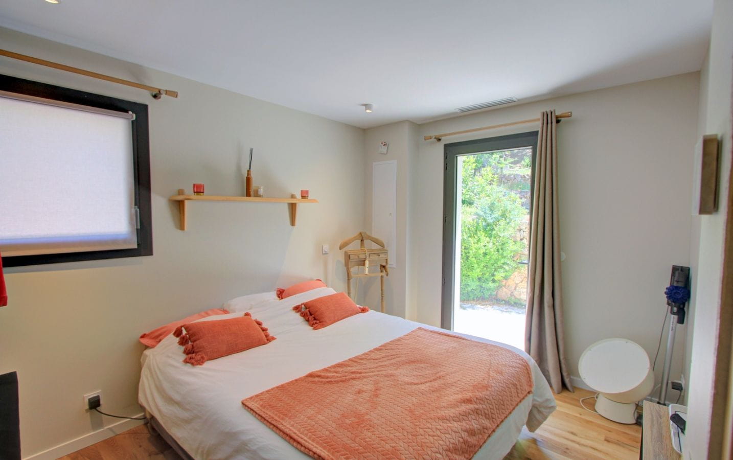 VILLA CONTEMPORAINE 300M² 7 PIECES, VUE MER, PROCHE PLAGE ET CENTRE DES ISSAMBRES Image 6