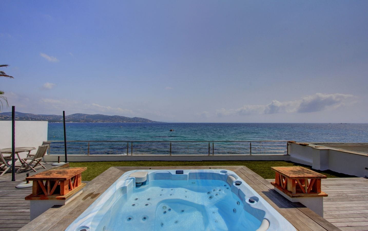 Propriete Contemporaine Pieds Dans L’eau De 176m² 4 Pieces, Acces Direct A La Plage, A Sainte Maximeestige Image 0