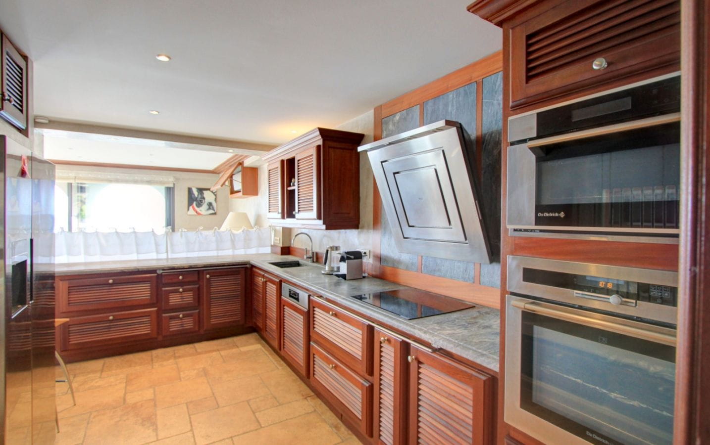 Propriete Contemporaine Pieds Dans L’eau De 176m² 4 Pieces, Acces Direct A La Plage, A Sainte Maximeestige Image 4