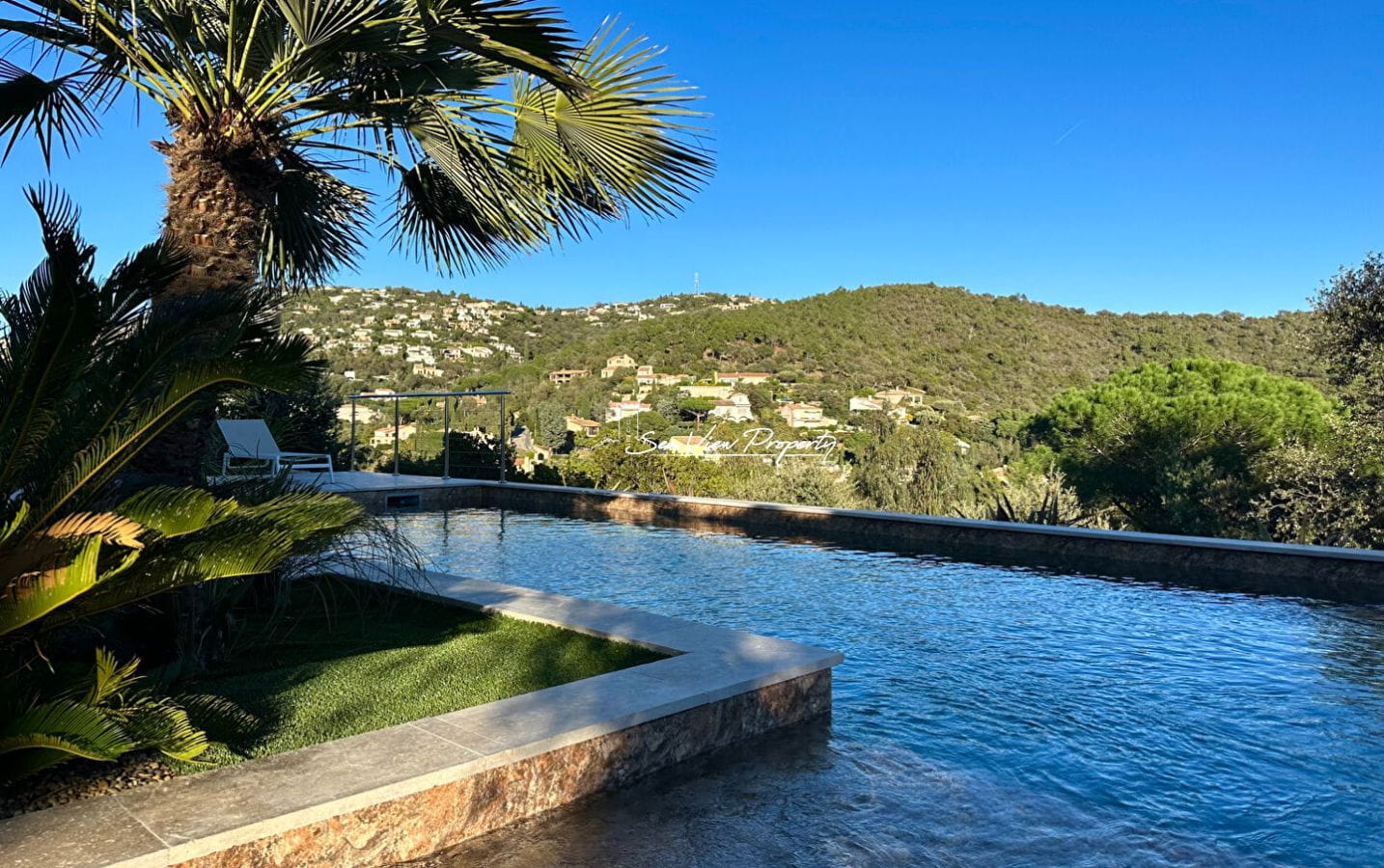 VILLA RENOVEE CONTEMPORAINE 160M²  6 PIECES VUE MER AVEC PISCINE, PROCHE DU CENTRE DES ISSAMBRES Image 1