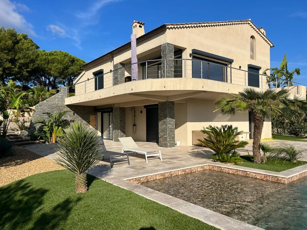 VILLA RENOVEE CONTEMPORAINE 160M²  6 PIECES VUE MER AVEC PISCINE, PROCHE DU CENTRE DES ISSAMBRES Image 0