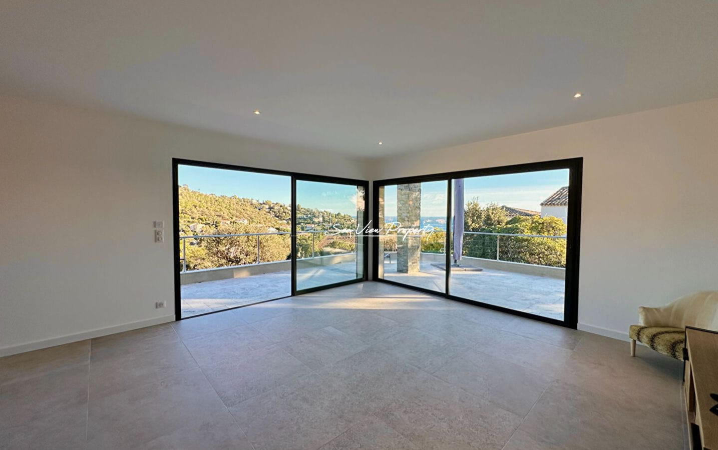 VILLA RENOVEE CONTEMPORAINE 160M²  6 PIECES VUE MER AVEC PISCINE, PROCHE DU CENTRE DES ISSAMBRES Image 2