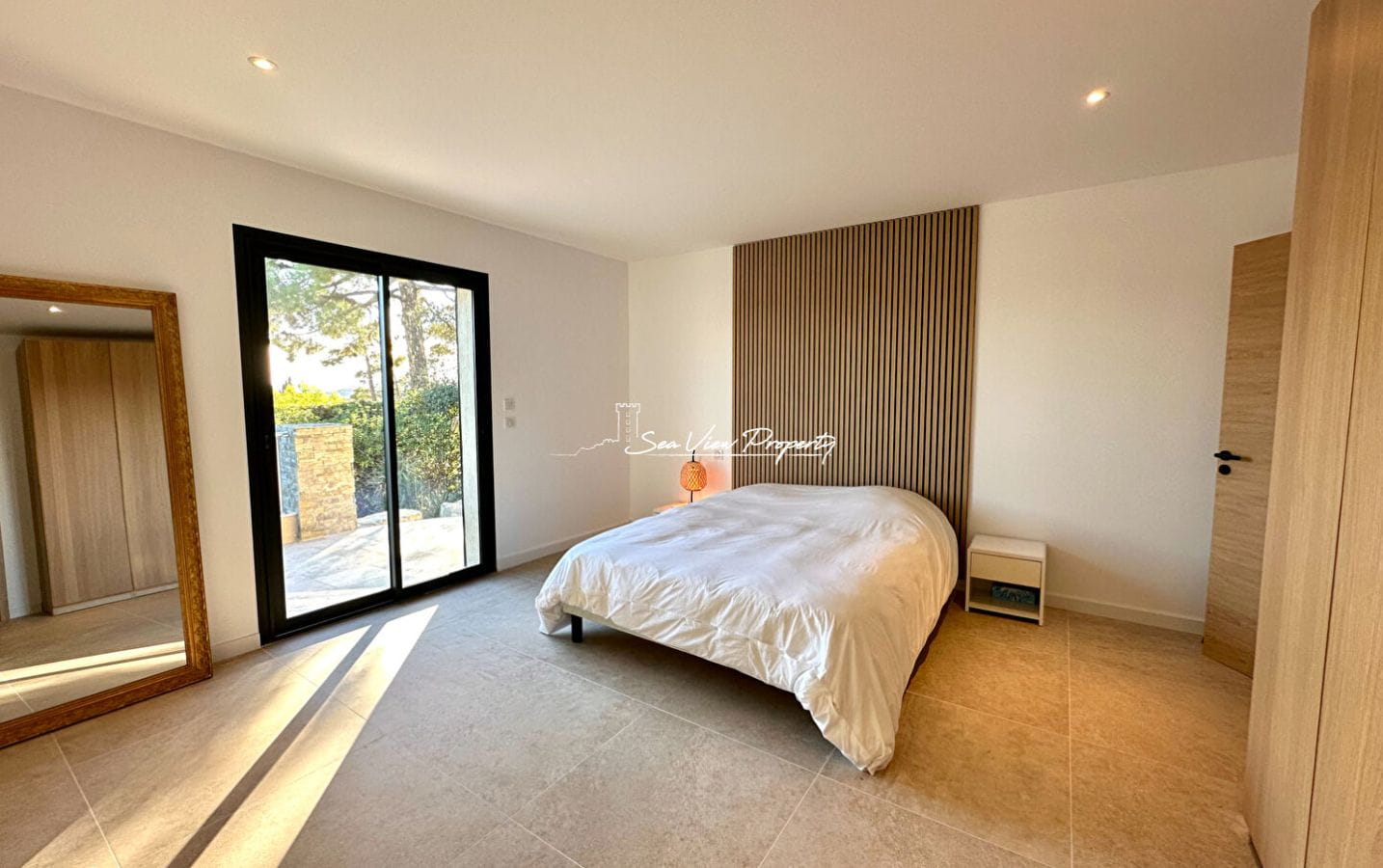 VILLA RENOVEE CONTEMPORAINE 160M²  6 PIECES VUE MER AVEC PISCINE, PROCHE DU CENTRE DES ISSAMBRES Image 4