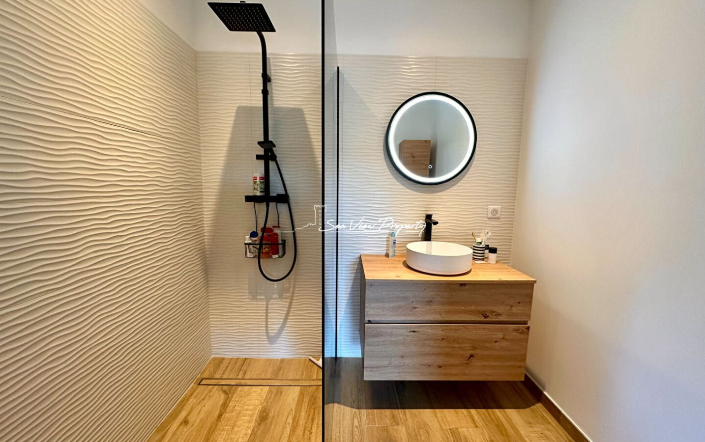 VILLA RENOVEE CONTEMPORAINE 160M²  6 PIECES VUE MER AVEC PISCINE, PROCHE DU CENTRE DES ISSAMBRES Image 5