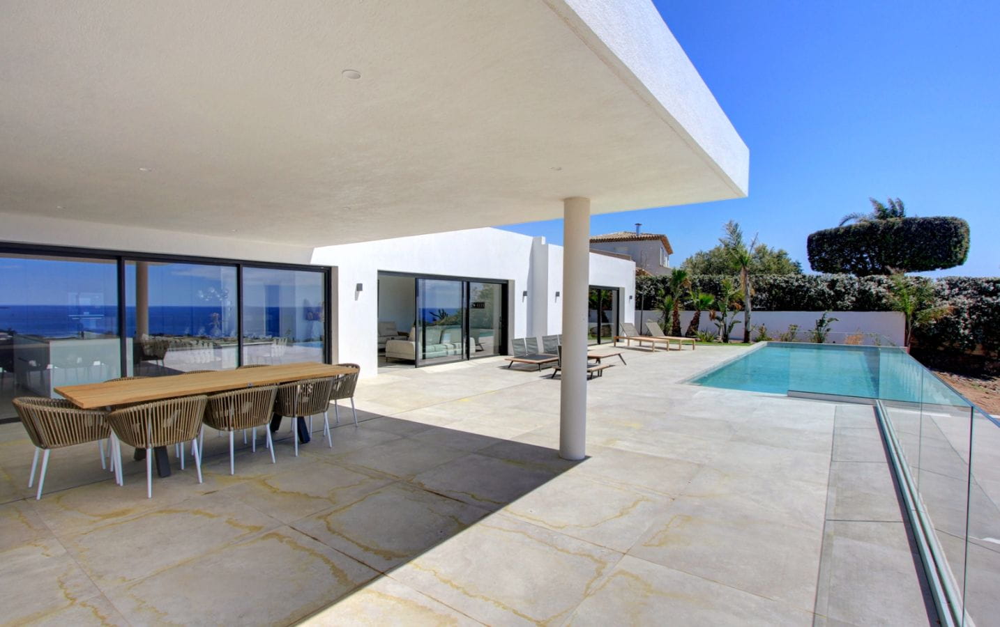 CONTEMPORARY VILLA 287sqm 7 ROOMS, PANORAMIC SEA VIEW ON LES ISSAMBRES Image 0