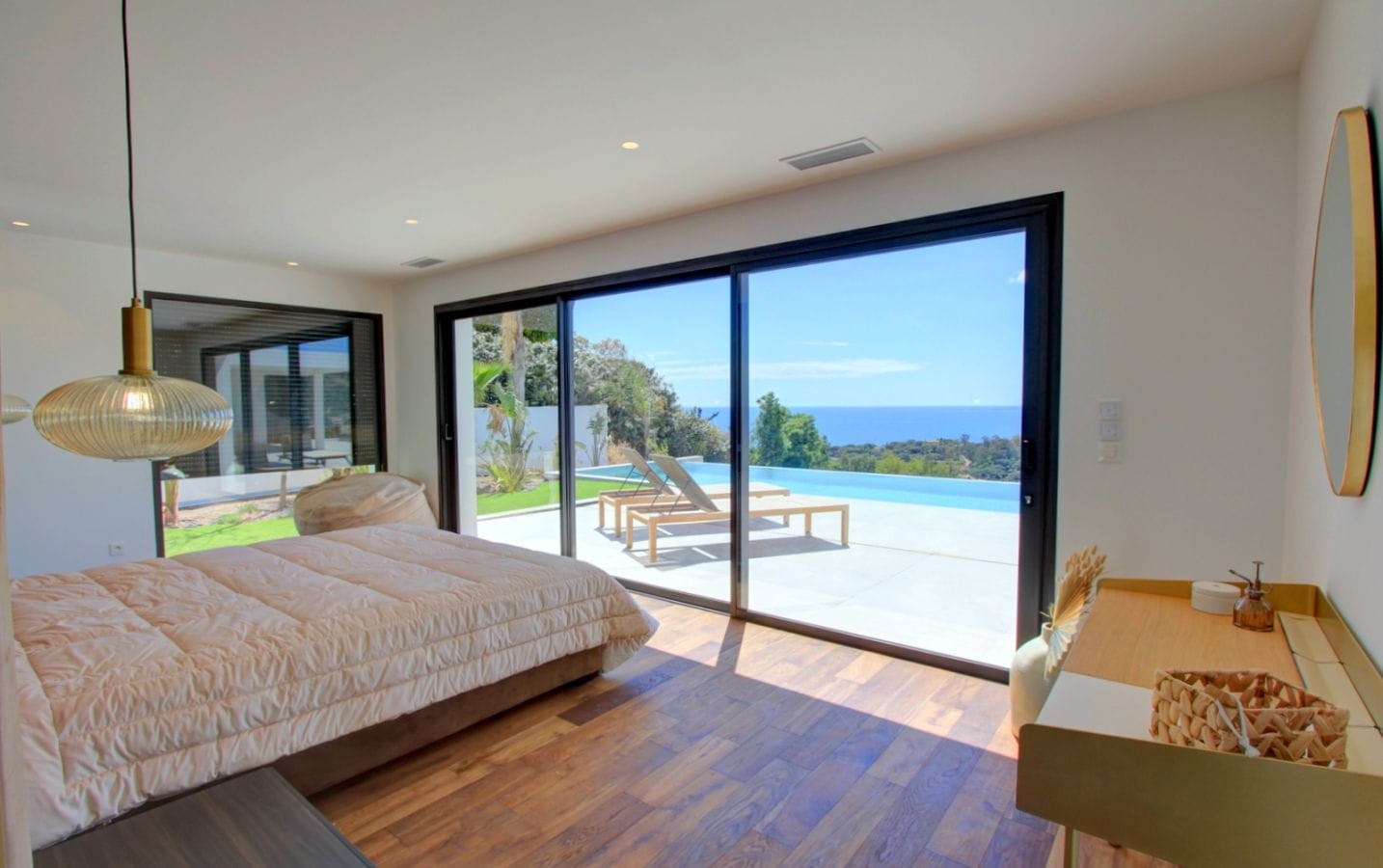 CONTEMPORARY VILLA 287sqm 7 ROOMS, PANORAMIC SEA VIEW ON LES ISSAMBRES Image 6