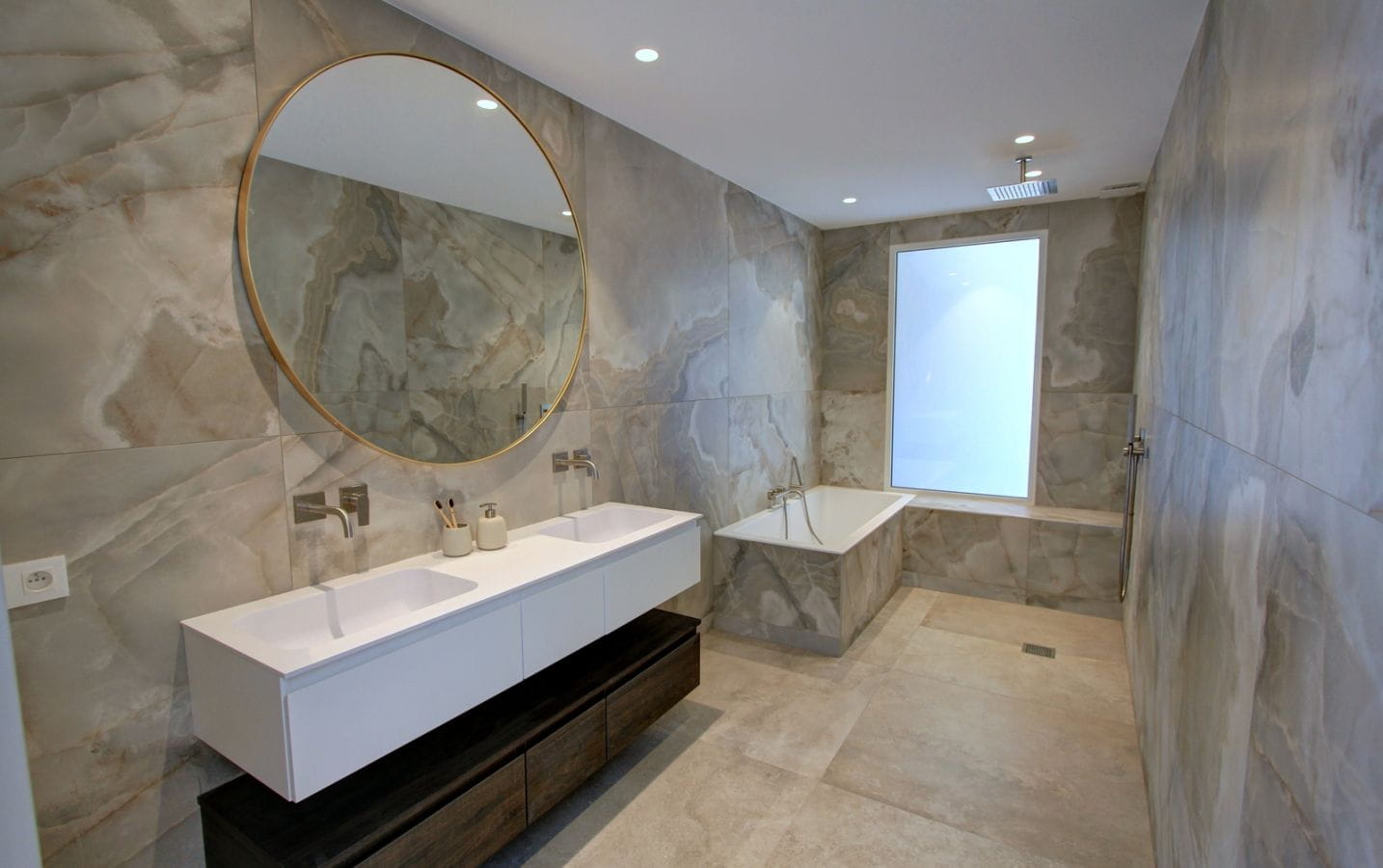 VILLA CONTEMPORAINE 287M² 7 PIECES, VUE MER PANORAMIQUE SUR LES ISSAMBRES Image 7