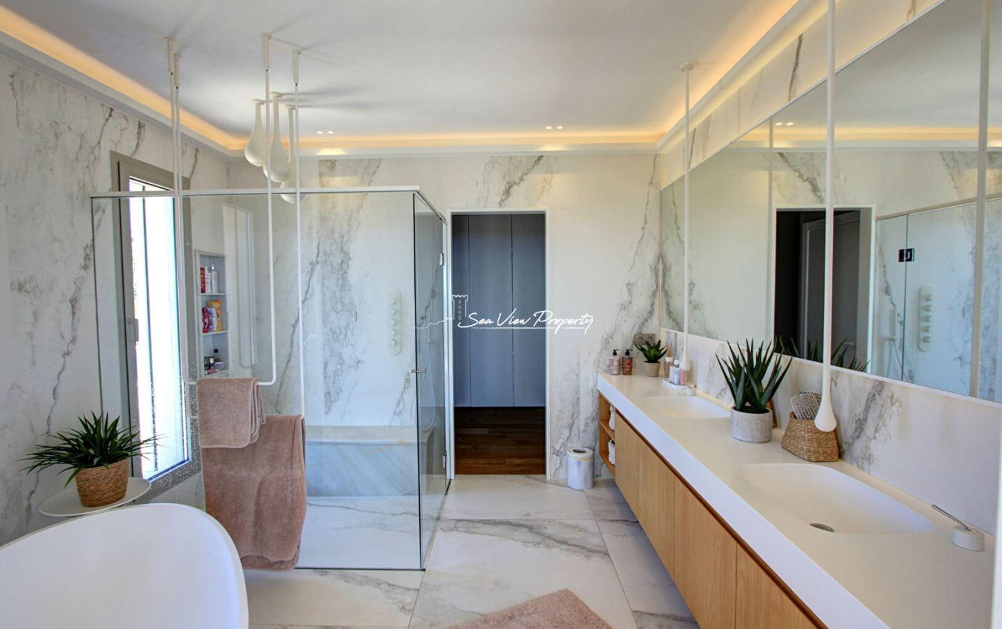 VILLA LUXUEUSE 9 PIECES AVEC VUE MER SUR LE GOLFE DE SAINT TROPEZ , AUX ISSAMBRES Image 6