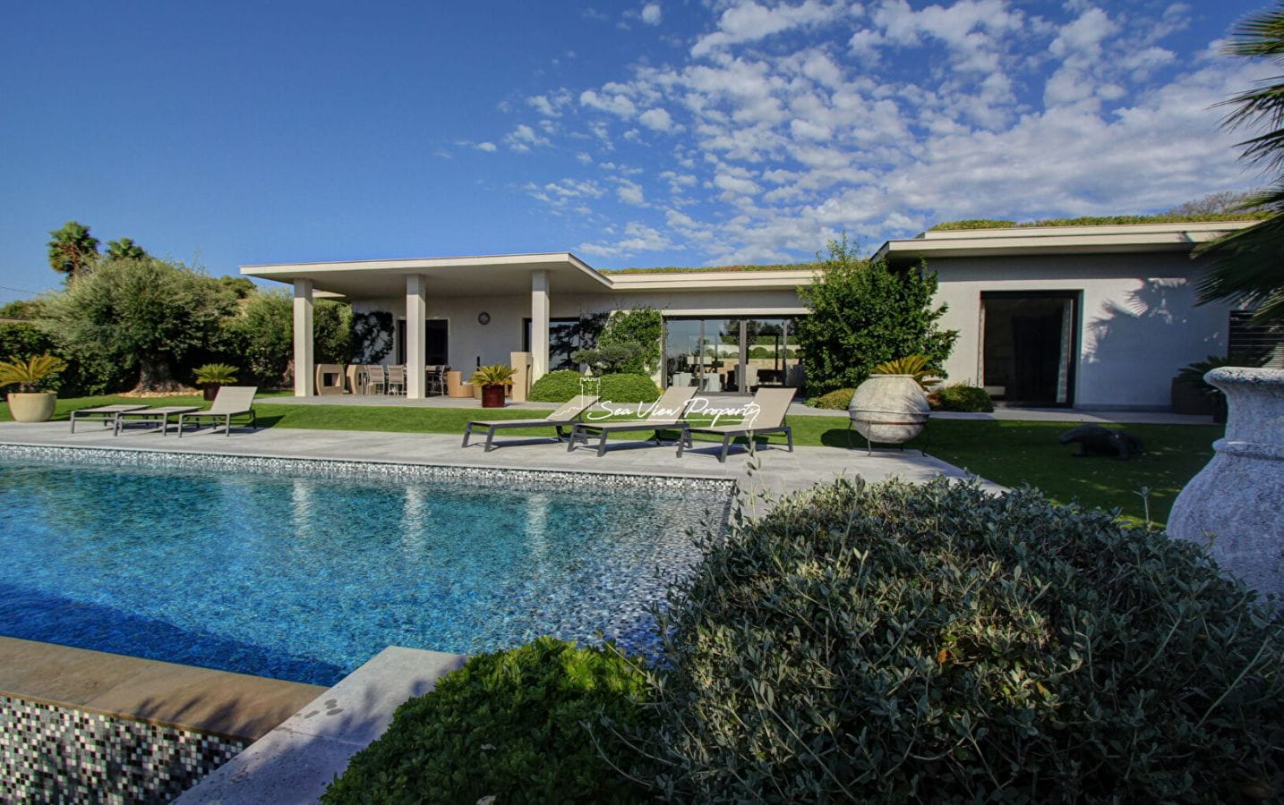 LUXURIOUS ONE STOREY VILLA WITH 5 ROOMS SEA VIEW, WALK TO THE BEACHES OF GRIMAUD Image 1