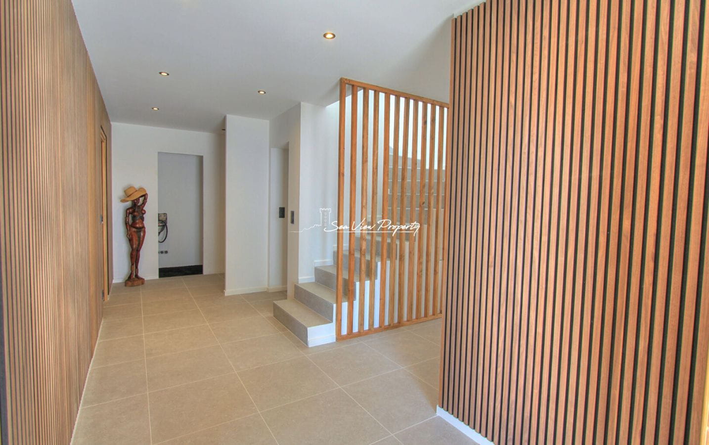 VILLA CONTEMPORAINE DE 350M² 8 PIECES AVEC VUE MER, A PIED DES PLAGES ET COMMERCES DES ISSAMBRES Image 3