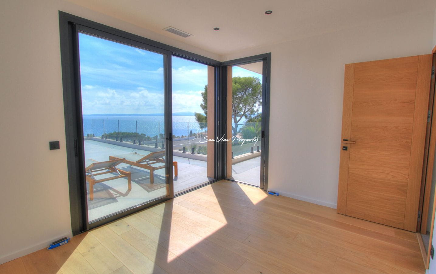 VILLA CONTEMPORAINE DE 350M² 8 PIECES AVEC VUE MER, A PIED DES PLAGES ET COMMERCES DES ISSAMBRES Image 4