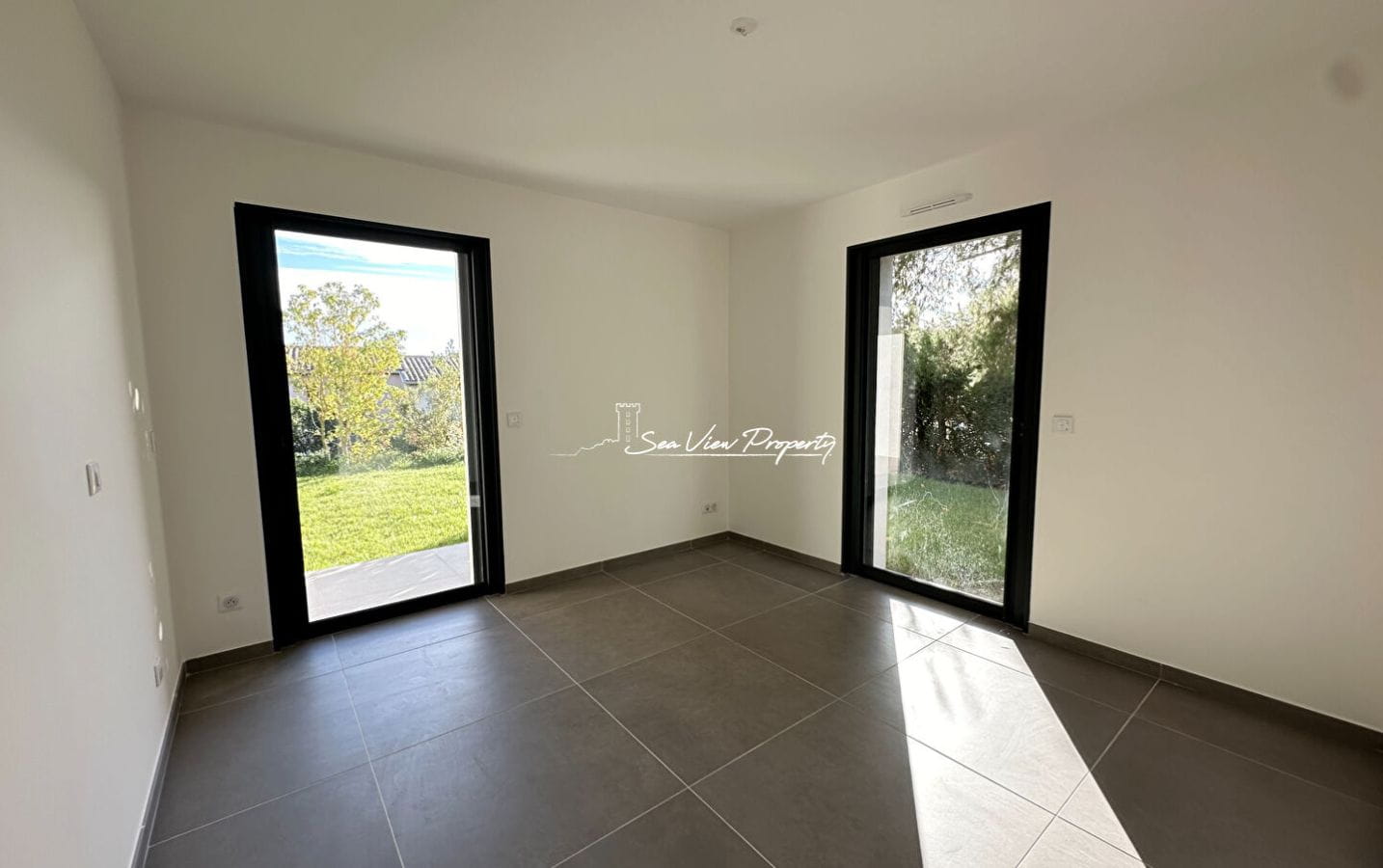 VILLA CONTEMPORAINE 258M² 7 PIECES, AVEC VUE MER, A PIED DES PLAGES, AUX ISSAMBRES Image 7