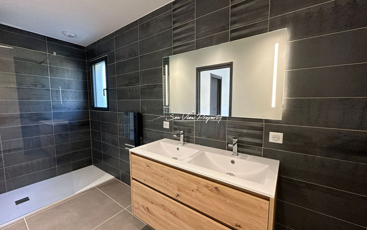 VILLA CONTEMPORAINE 258M² 7 PIECES, AVEC VUE MER, A PIED DES PLAGES, AUX ISSAMBRES Image 8