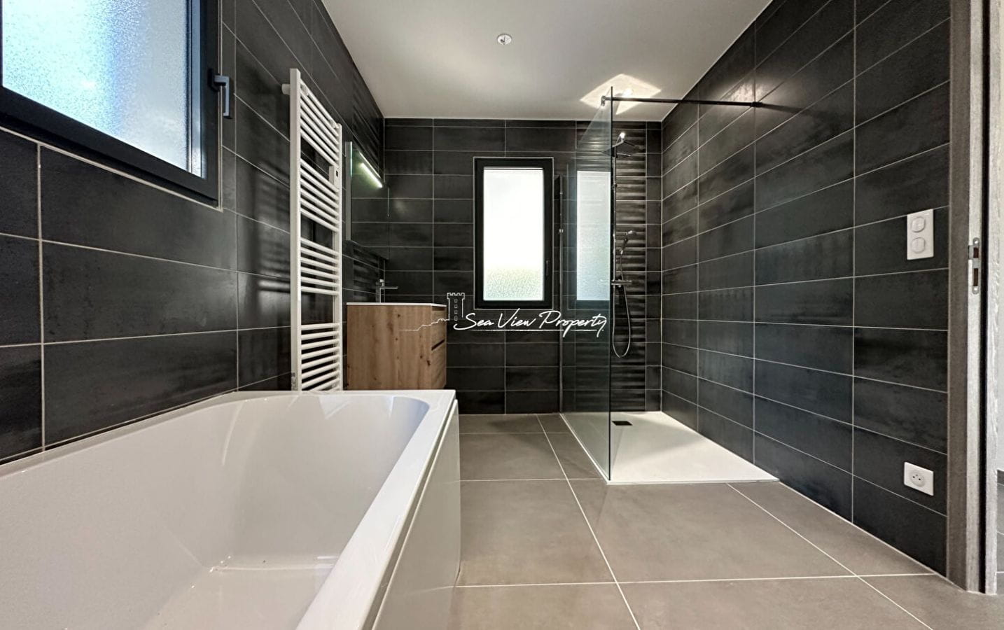 VILLA CONTEMPORAINE 258M² 7 PIECES, AVEC VUE MER, A PIED DES PLAGES, AUX ISSAMBRES Image 9