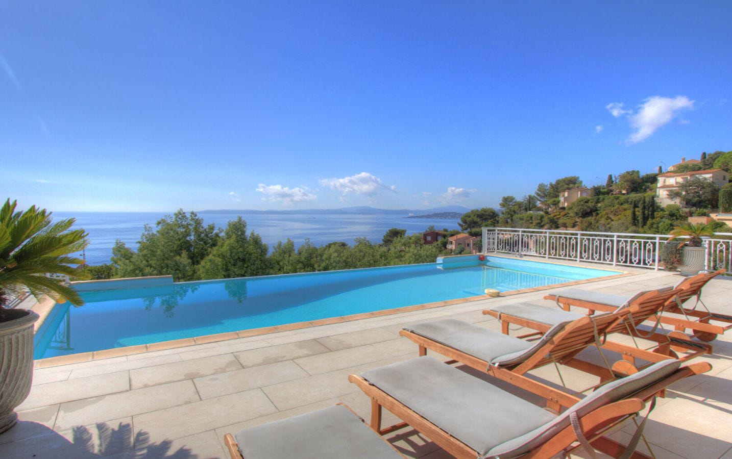 Villa De 300m² 6 Pieces Composee De 4 Chambres, Avec Vue Mer, Piscine Et Un Garage De 100m², Aux Issambres Image 1