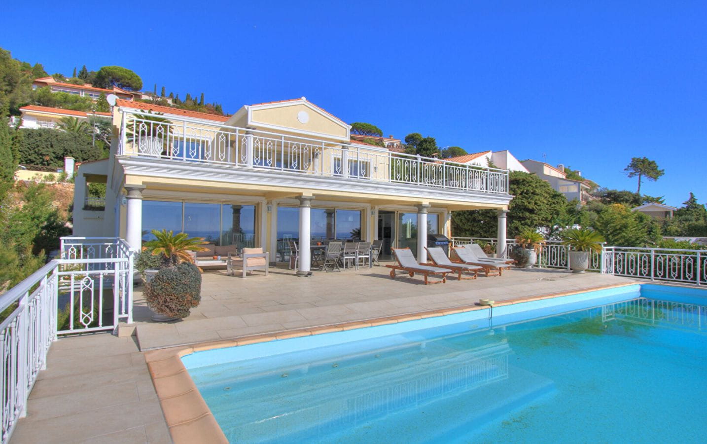 Villa De 300m² 6 Pieces Composee De 4 Chambres, Avec Vue Mer, Piscine Et Un Garage De 100m², Aux Issambres Image 0