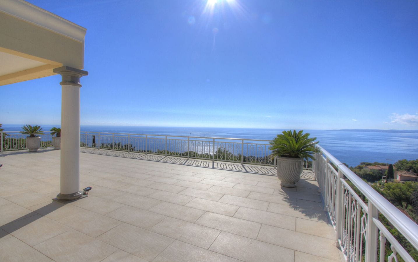 Villa De 300m² 6 Pieces Composee De 4 Chambres, Avec Vue Mer, Piscine Et Un Garage De 100m², Aux Issambres Image 2