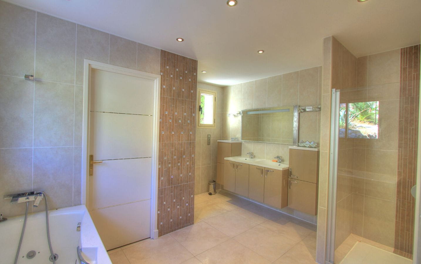 Villa De 300m² 6 Pieces Composee De 4 Chambres, Avec Vue Mer, Piscine Et Un Garage De 100m², Aux Issambres Image 7