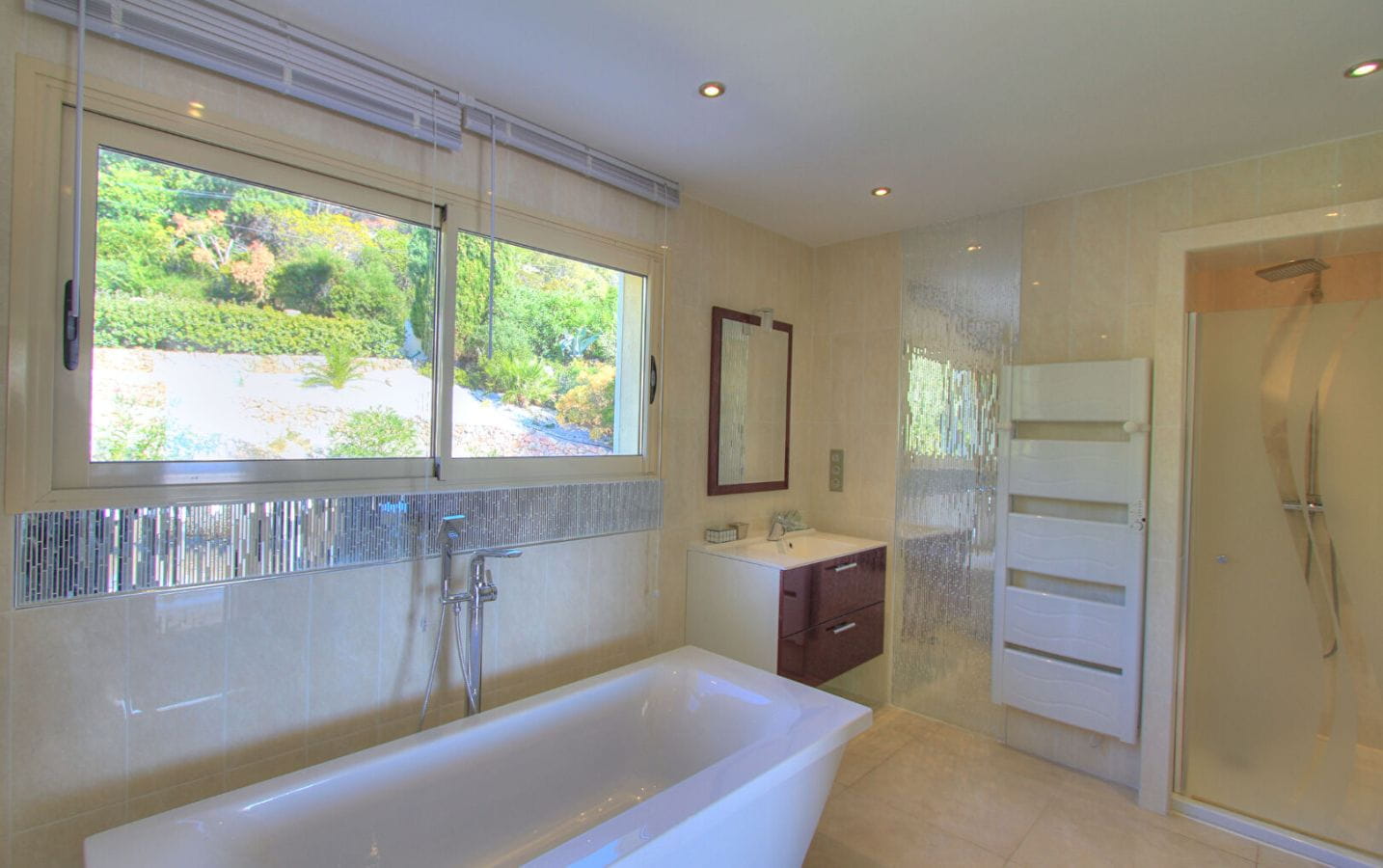 Villa De 300m² 6 Pieces Composee De 4 Chambres, Avec Vue Mer, Piscine Et Un Garage De 100m², Aux Issambres Image 8