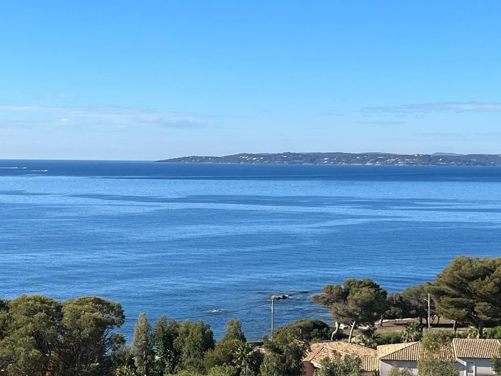 VILLA 242M²  8 PIECES VUE MER PANORAMIQUE SUR LE GOLFE DE SAINT TROPEZ,  GROS POTENTIEL, AUX ISSAMBRES Image 1