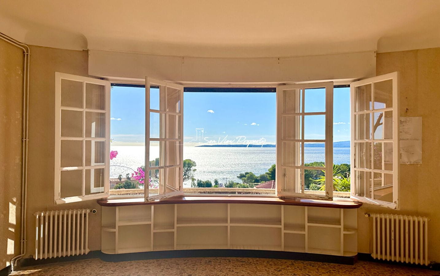 VILLA 242M²  8 PIECES VUE MER PANORAMIQUE SUR LE GOLFE DE SAINT TROPEZ,  GROS POTENTIEL, AUX ISSAMBRES Image 0