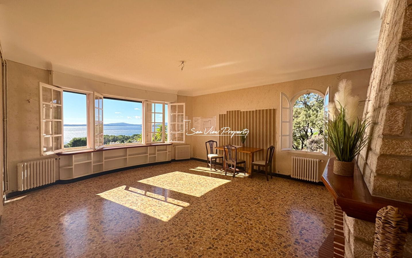 VILLA 242M²  8 PIECES VUE MER PANORAMIQUE SUR LE GOLFE DE SAINT TROPEZ,  GROS POTENTIEL, AUX ISSAMBRES Image 2