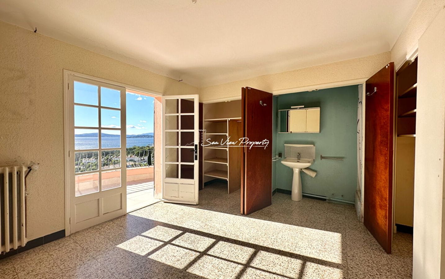 VILLA 242M²  8 PIECES VUE MER PANORAMIQUE SUR LE GOLFE DE SAINT TROPEZ,  GROS POTENTIEL, AUX ISSAMBRES Image 4