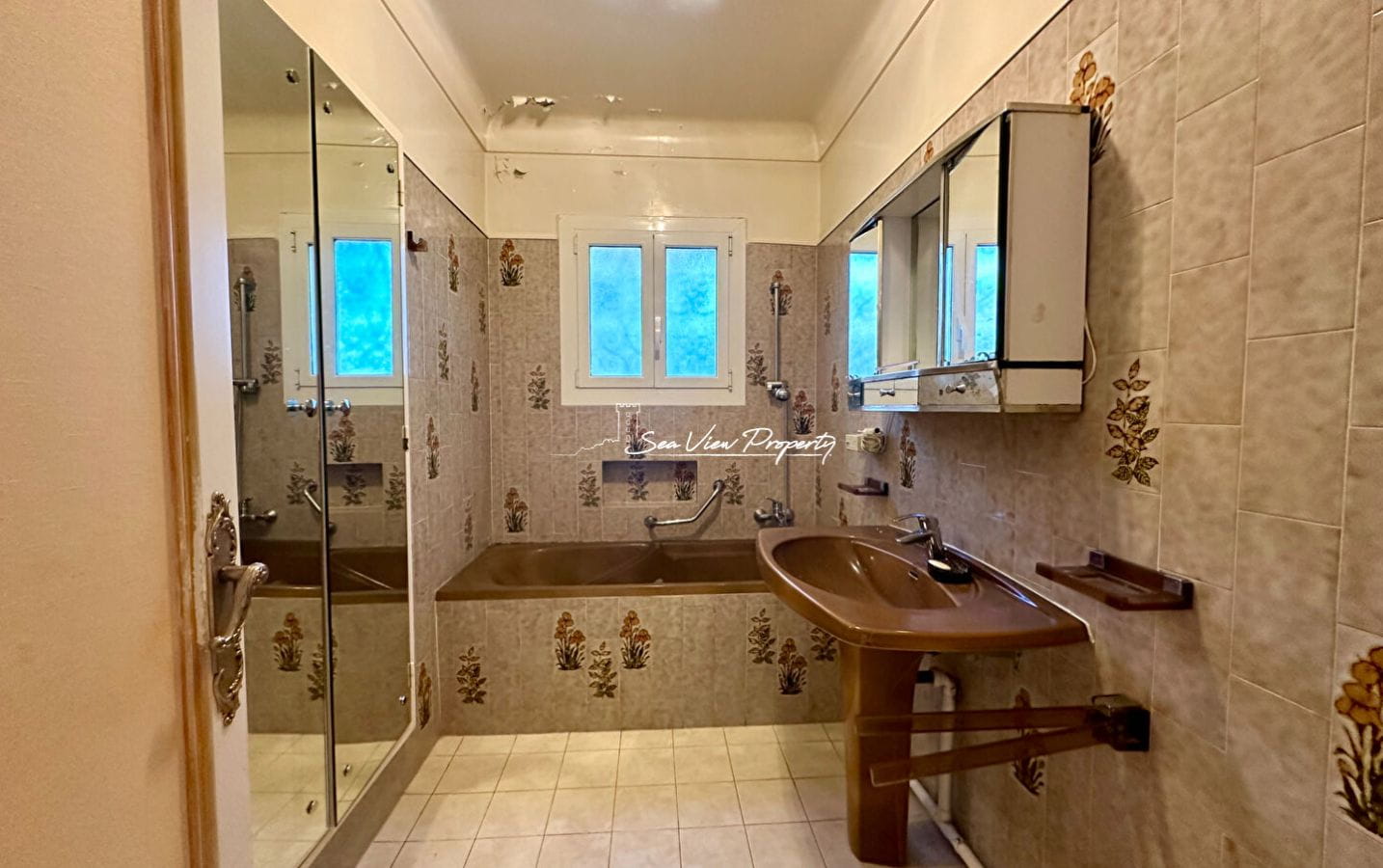 VILLA 242M²  8 PIECES VUE MER PANORAMIQUE SUR LE GOLFE DE SAINT TROPEZ,  GROS POTENTIEL, AUX ISSAMBRES Image 7