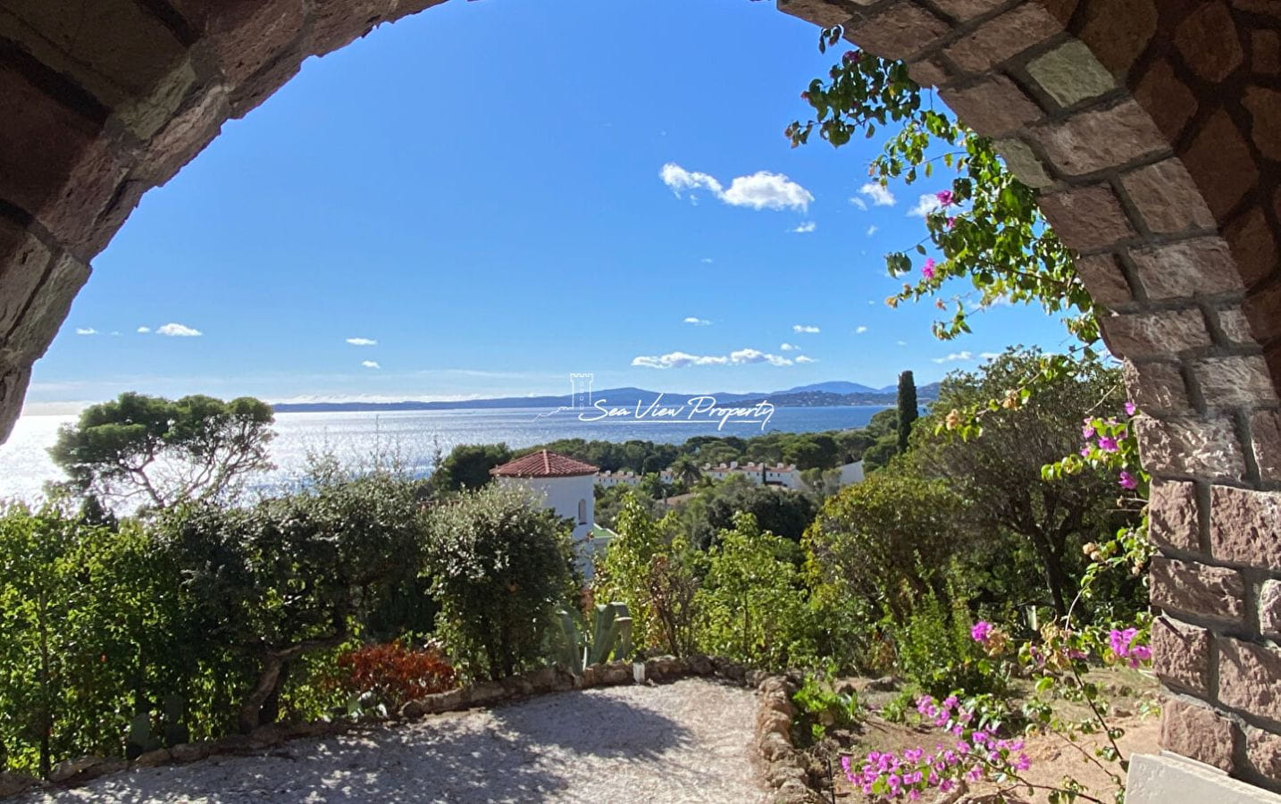 VILLA 242M²  8 PIECES VUE MER PANORAMIQUE SUR LE GOLFE DE SAINT TROPEZ,  GROS POTENTIEL, AUX ISSAMBRES Image 8