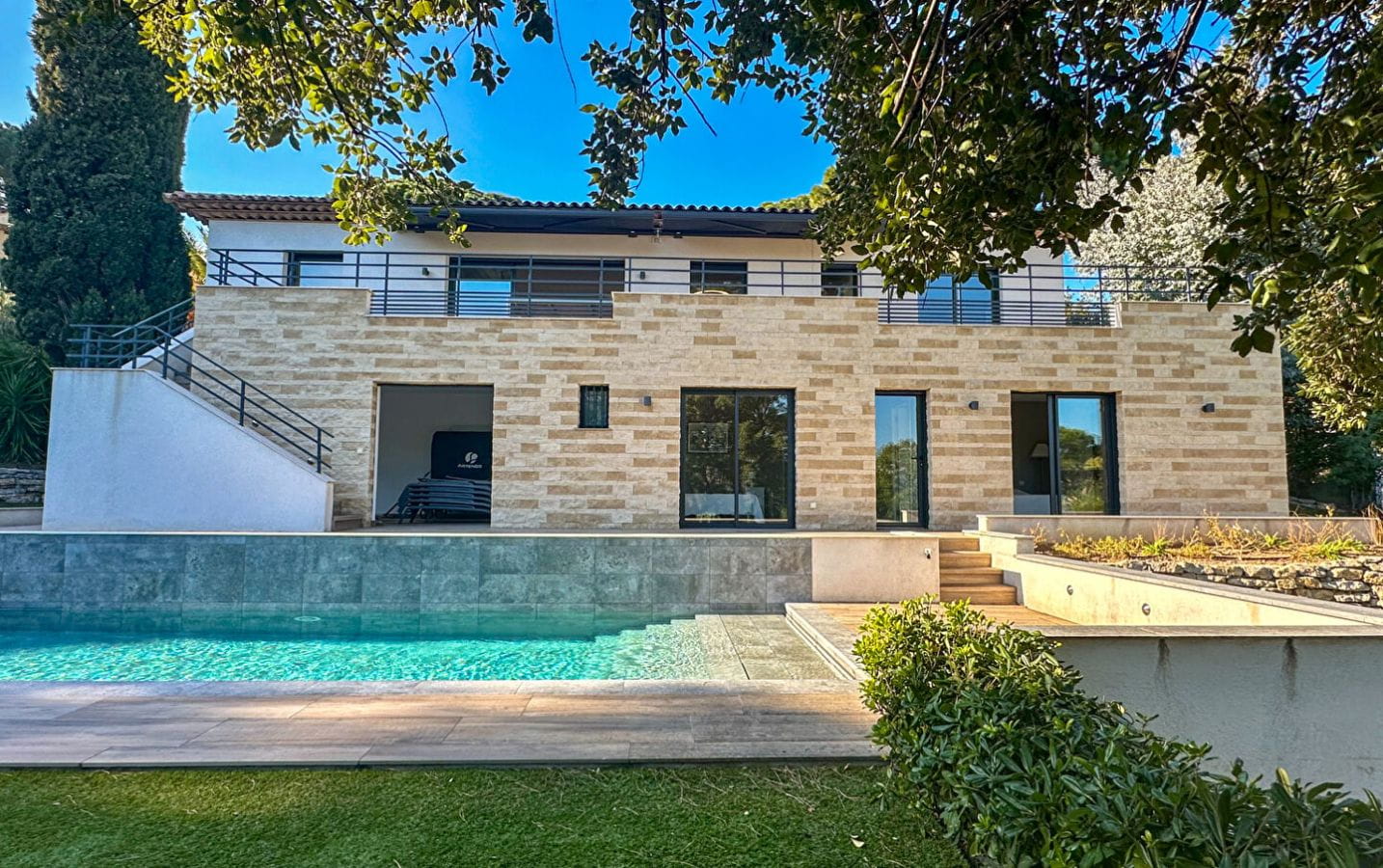 Villa Contemporaine De 180m² 6 Pieces  Avec Vue Mer, Piscine Et Garage Double, Dans Un Domaine Prive De Sainte-maxime Image 1